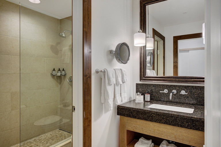 Bathroom 5, Osprey 303, Eagle