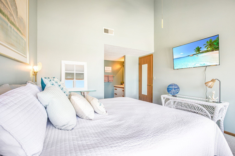 Room 2, Poolside Condo With Amazing Lake Views & Design, Camden