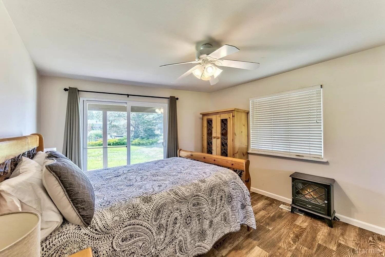 Room 5, 1759 Venice Drive 5 Bedroom Home by RedAwning, El Dorado