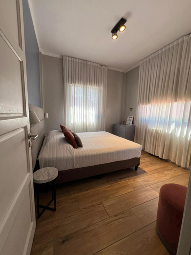 Others 4, Huli B&B, Capital
