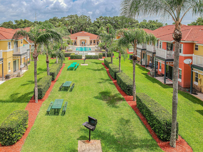 Outdoor dining 3, Carpet-free 4BR w/ Pool, 2 Master Bds, Near Disney, Osceola