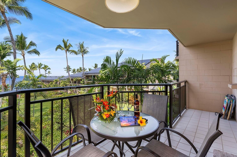 Outdoor dining 2, Great Location AC & Wifi Concierge Included!, Hawaii