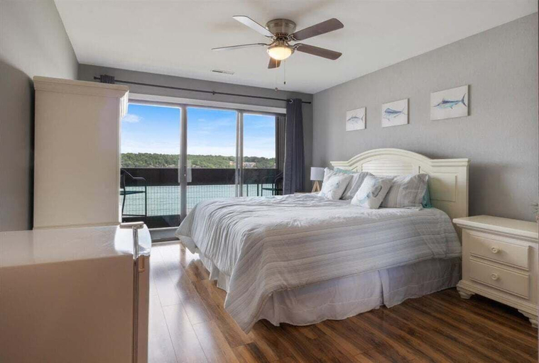 Room 5, Spacious Pet-friendly Lakeview Condo w/ Boat Slip & Pools, Camden