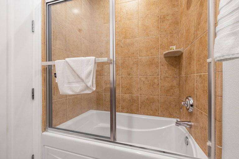 Bathroom 3, Classic 3 Bedrooms C48 by RedAwning, Riverside