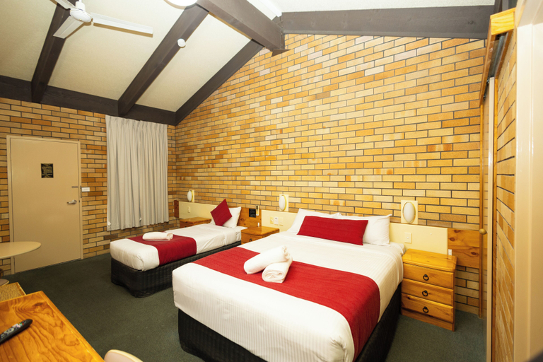 Bedroom 2, All Travellers Motor Inn, Warrumbungle Shire