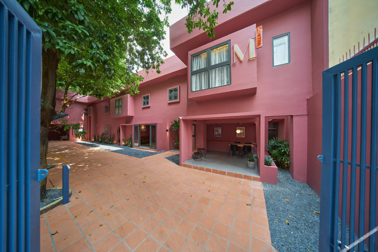 Exterior & Views