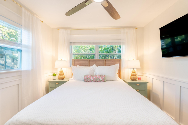 Bedroom 2, Ibis Island Escape, Lee