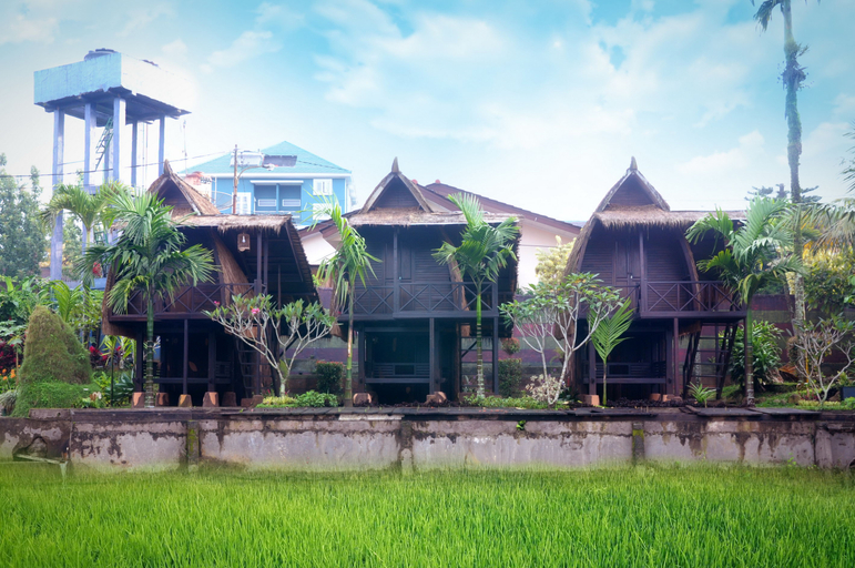 Exterior & Views