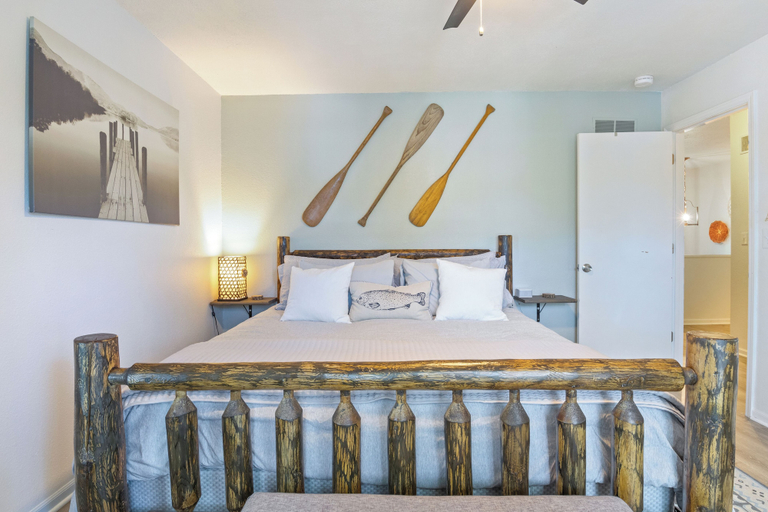 Room 2, Firepit, Kayaks, Paddle Board, Lake Views, Great Location, Camden