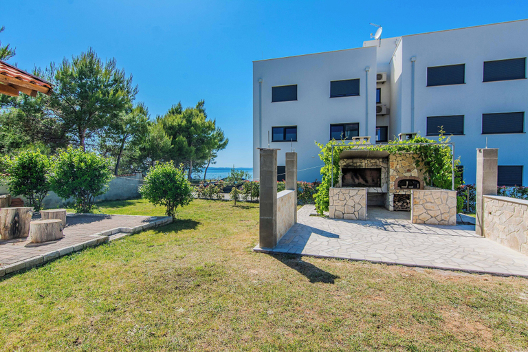 BBQ/picnic area, Holiday home Kurta, Privlaka