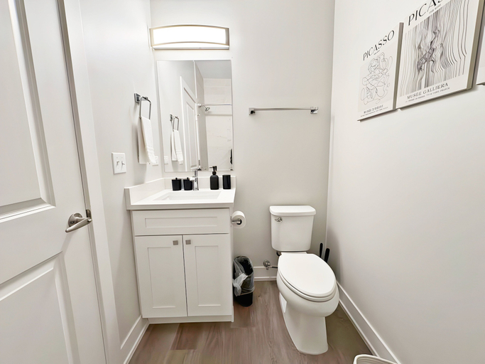 Bathroom 3, 4BR Townhouse with Parking - WV rep 3, Dupage