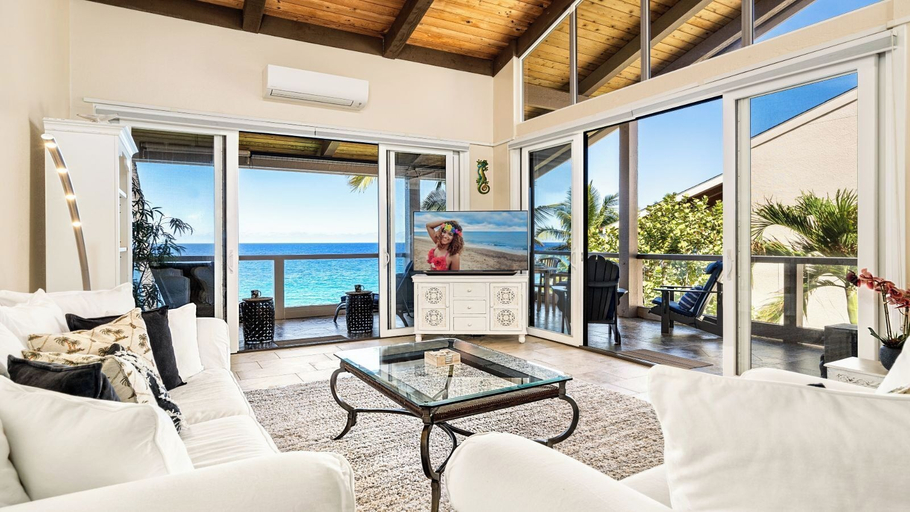 Living area 3, Oceanfront Corner Penthouse with Sunset Views, Partial A/C, and Wraparound Lanai, Hawaii