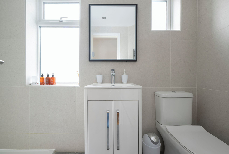 Bathroom 5, Shorrolds Road, London
