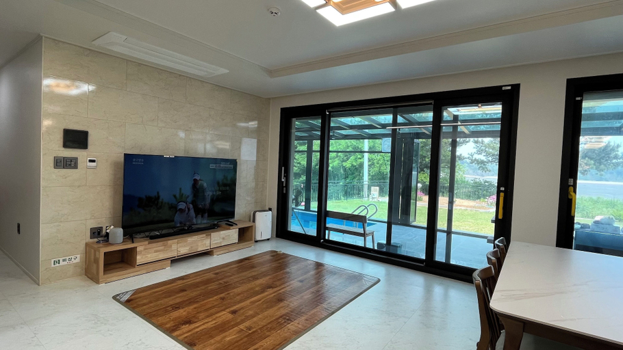 Living area 3, Sea & You pool villa pension, Taean