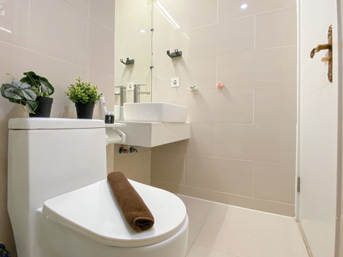Bathroom 3, Studio Apartment Near Station At Daan Mogot City, Jakarta Barat
