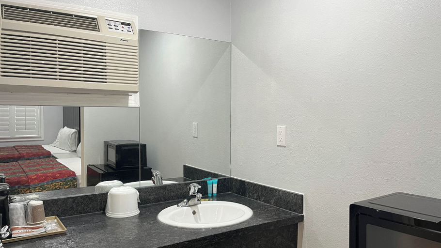 Bathroom 4, Studio 6 – Oakland, CA – San Francisco Berkeley Area, Alameda
