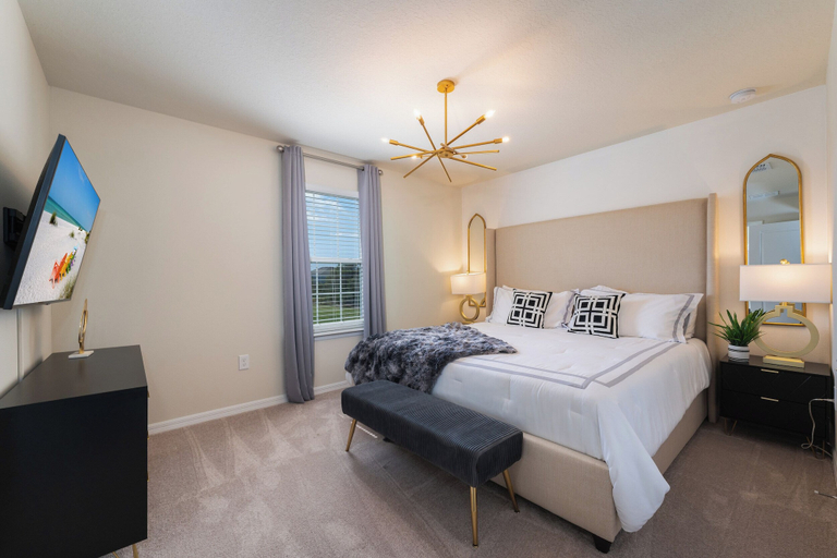 Room 5, Spacious 9BR Villa Home Theater Pool, Polk