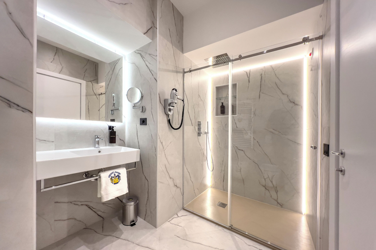 Bathroom 2, Chessa's Rooms, Rome