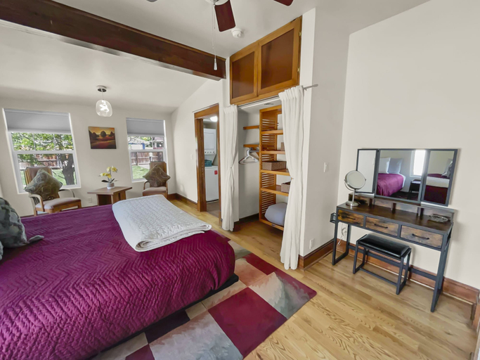 Room 4, Reminiscent Downtown Cottage 2 Bedroom Cottage, Mesa