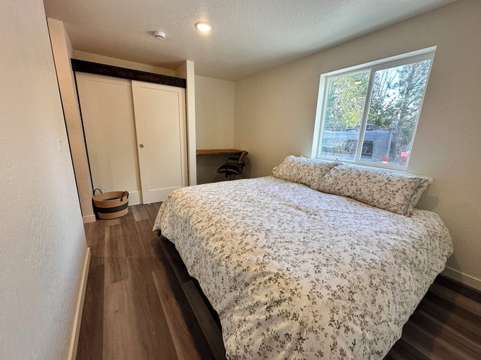 Room, 4th St. Flats, Latah