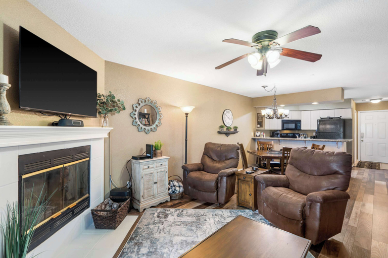 Living area 2, Lake Harbour on TRL For 6, Taney