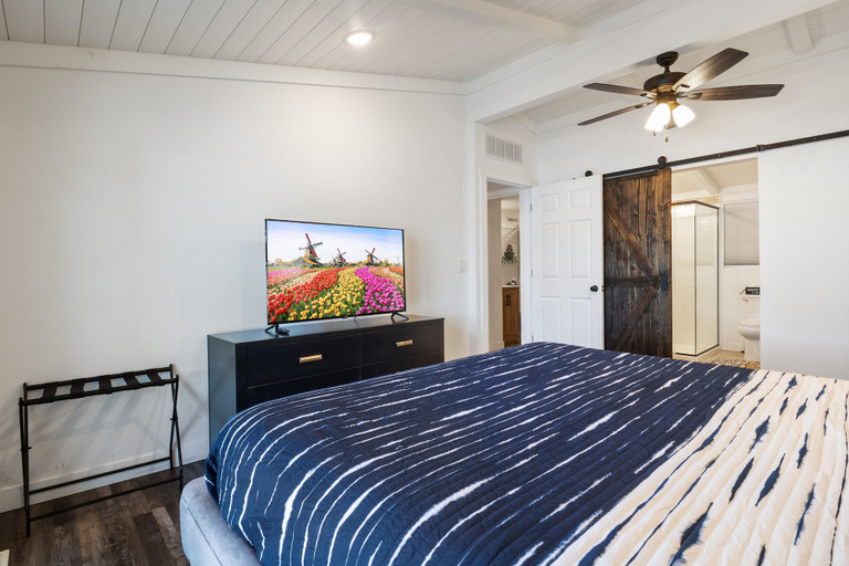 Room 4, Private Dock & Fireplace Steps From Osage Beach, Camden