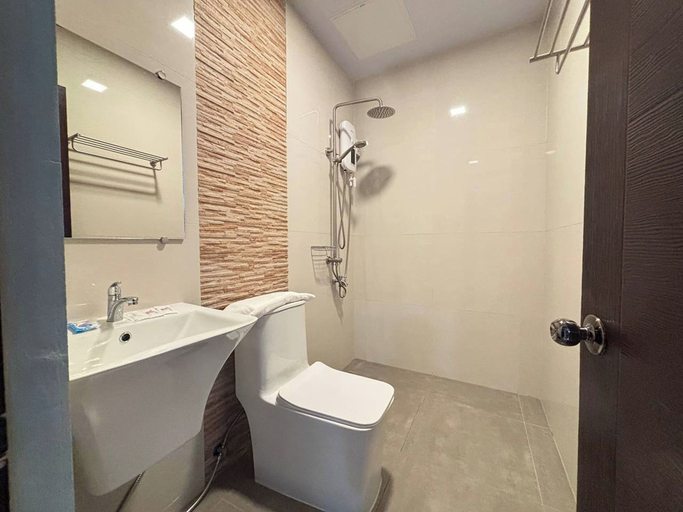 Bathroom 3, Hotel De Alexa, Maramag