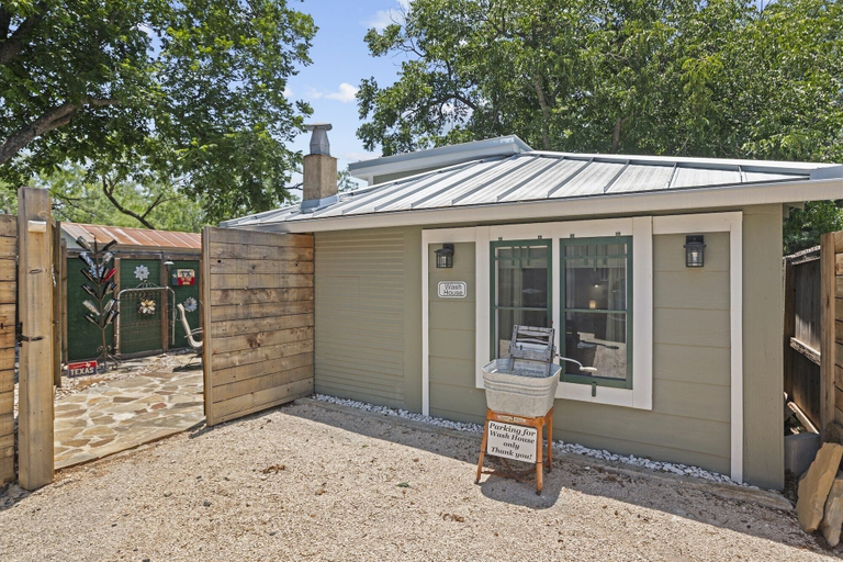 Exterior, 1929 Wash House 1 Bedroom Cottage, Gillespie