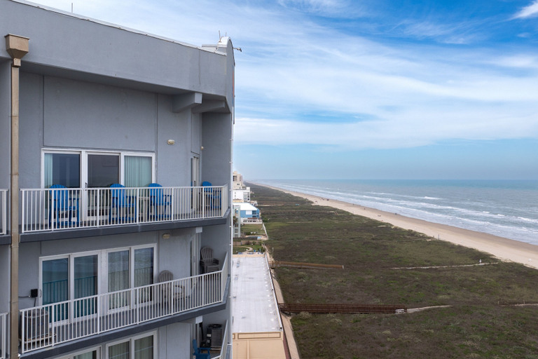 Property grounds 4, Aquarius Penthouse #1 3 Bedroom Condo, Cameron