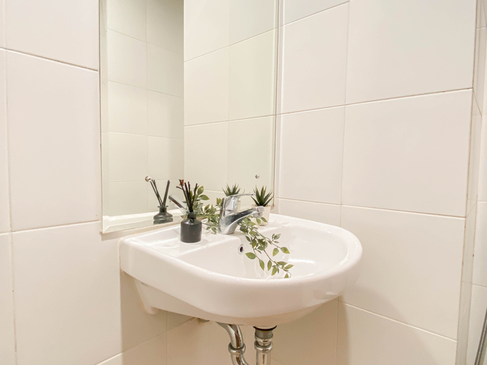Bathroom 5, Trendy 1BR Apartment at Vittoria Residence By Travelio, West Jakarta