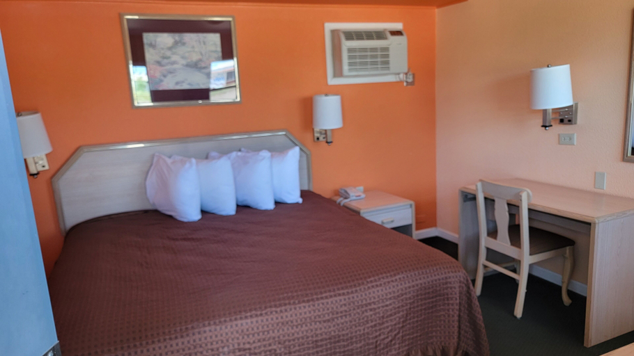 Bedroom 2, Copa Budget Inn, Barber