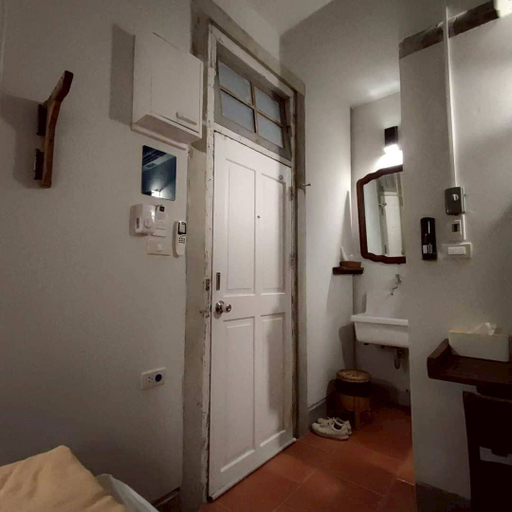 Room 4, VELAWARIN HOTEL, Warin Chamrap