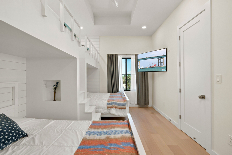 Room 5, Miramar House, 120 E. Constellation 6 Bedroom Home, Cameron