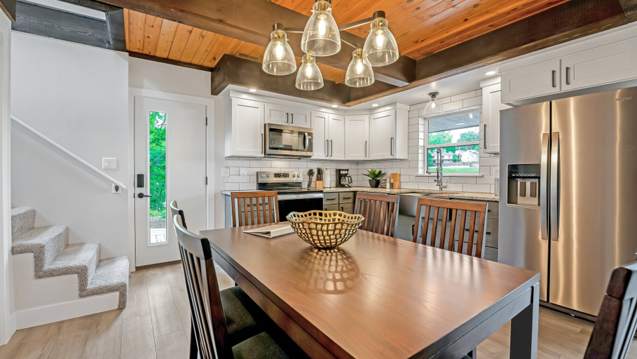 Private kitchen 4, Amazing Lakefront Paradise With Perfect Location, Camden