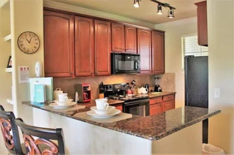 Private kitchen 4, Pool view condo minutes to Disney World, Polk