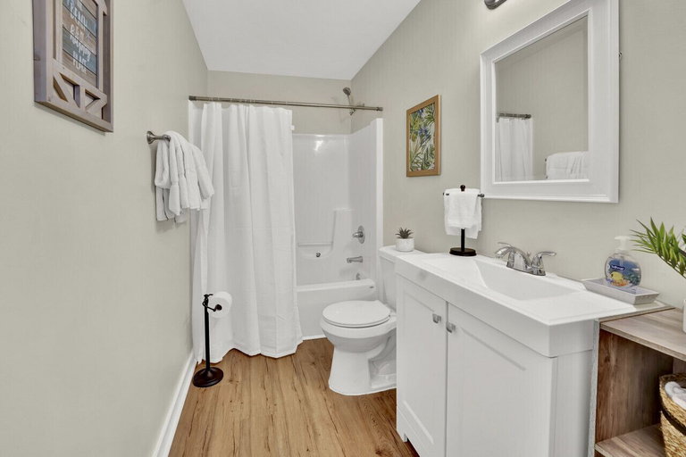 Bathroom 3, Bahama Breeze, Bay