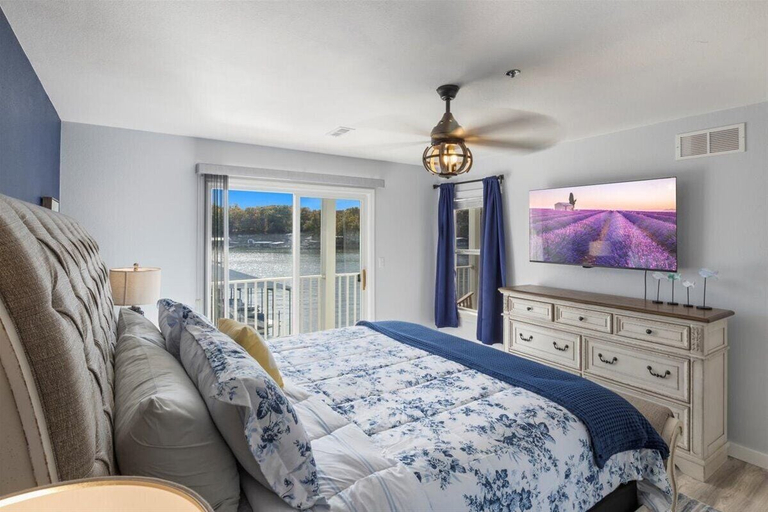 Room 4, Newly Updated, Amazing Views, Boat Slip & Heated Pool, Camden