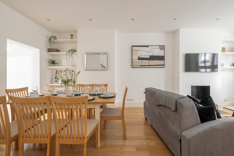 In-room dining 4, Shorrolds Road, London
