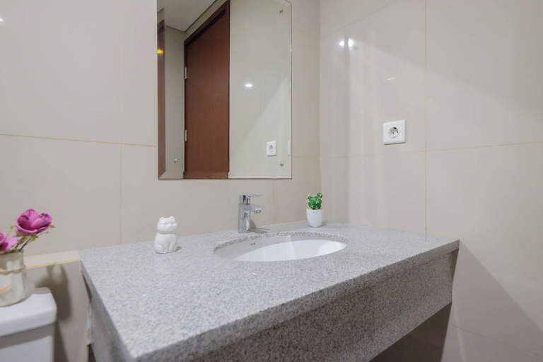 Bathroom 2, Boho Touch 2Br Apartment With Extra Room At Lucky Tower Residence, Jakarta Barat