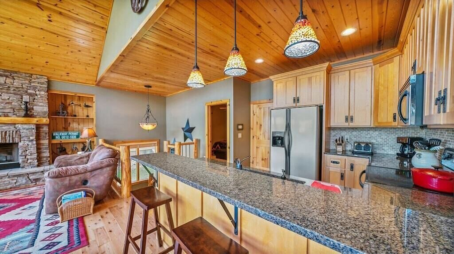 Private kitchen 5, Hot Tub, Fire Pit, Awesome Loft & Amazing Views!, Morgan