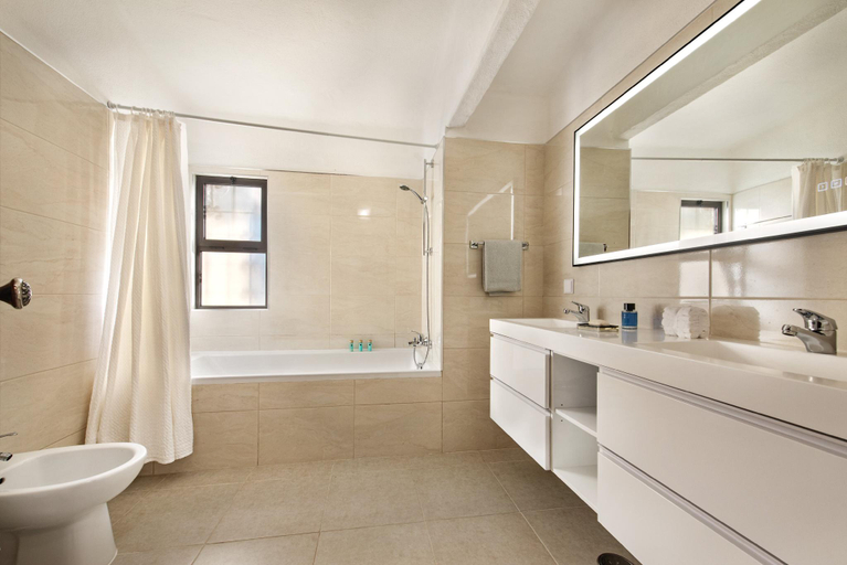 Bathroom 4, Old Village Area and close to all amenities, Loulé