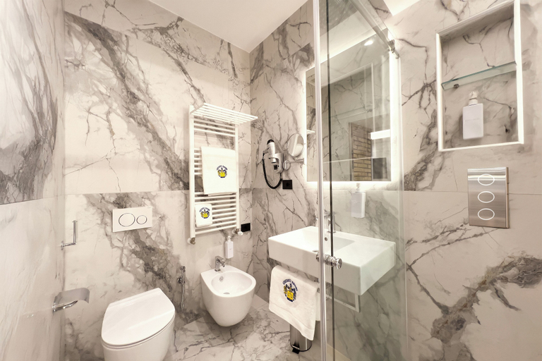 Bathroom 5, Chessa's Rooms, Rome