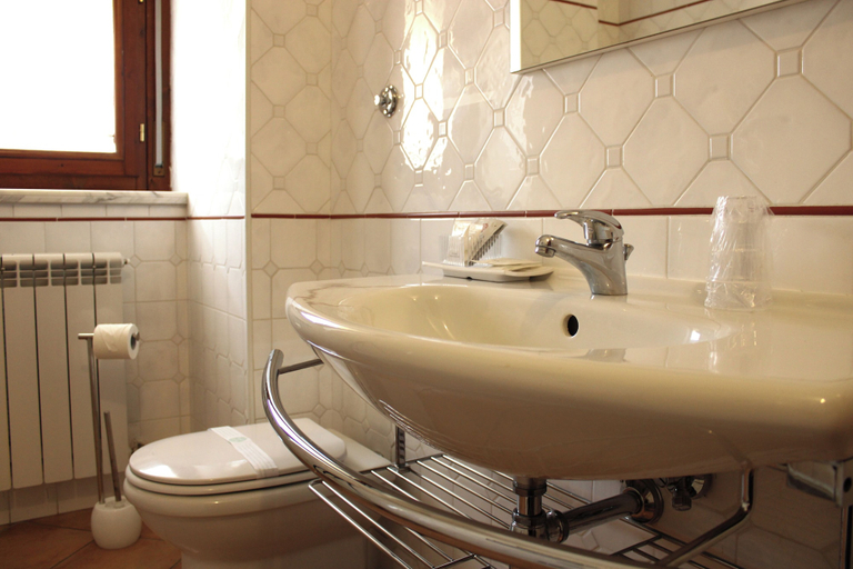 Bathroom 2, HOTEL L'AQUILA 99, L'Aquila