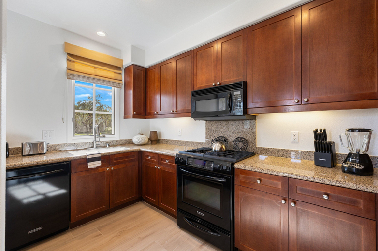 Private kitchen, Heritage 3 Bedrooms H90 by RedAwning, Riverside