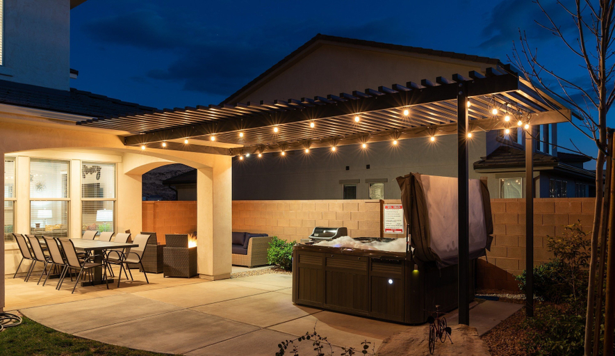 Outdoor dining, Luxurious Southern Utah Villa by Redawning, Washington