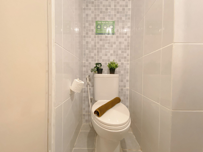 Bathroom 4, Comfort Studio Apartment Tokyo Riverside PIK 2, Tangerang