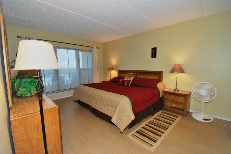 Room 3, Edgewater Unit #104 2 Bedroom Condo by RedAwning, Cameron