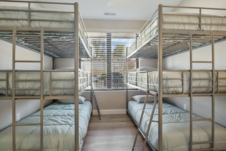 Room 4, Family-friendly, Bunks & Games at Topsider w/ 2 Pools, Camden