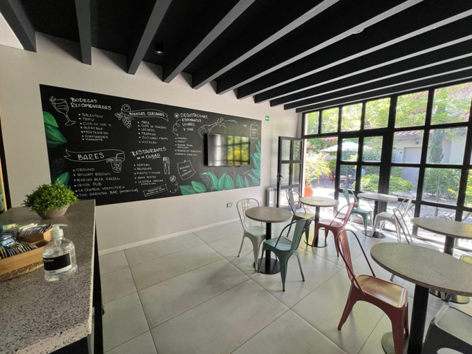 Food & Drinks 4, Huli B&B, Capital