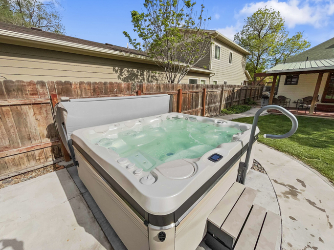 Outdoor spa tub 3, Reminiscent Downtown Cottage 2 Bedroom Cottage, Mesa